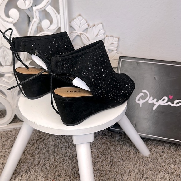 New Faux Suede Open Toe Strappy Cut Out Wedge Sandal BRAND NEW IN BOX! - Picture 3 of 10